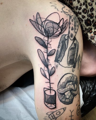 Ein Zimmerpflänzchen, welches außerdem etwas zwischen einem Cover-up und einem Blast-over ist 😎🪴💥 Brezel und Giraffe abgeheilt.