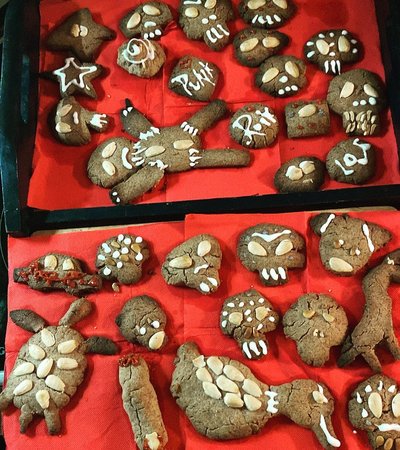 Moin… und hier sind sie: UNGLAUBLICH HÄSSLICHE PUNKROCKKEKSE🧑‍🎄🏴‍☠️🎅🏴‍☠️😂… wir hatten den keksteig der hölle.