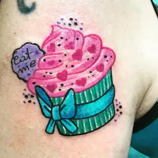 Tattoo von Tschiggy mit Alice im Wunderland im Bubblegum-Art-Stil