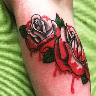 Tattoo von Tschiggy mit Alice im Wunderland und einer Rose im Bubblegum-Art-Stil