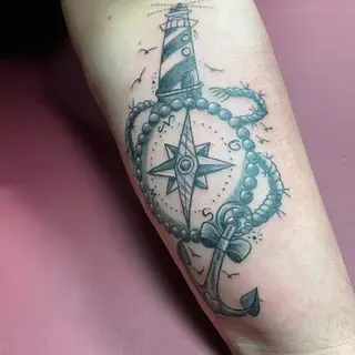 Tattoo von Tschiggy mit einem Anker und einem Leuchtturm im Bubblegum-Art-Stil