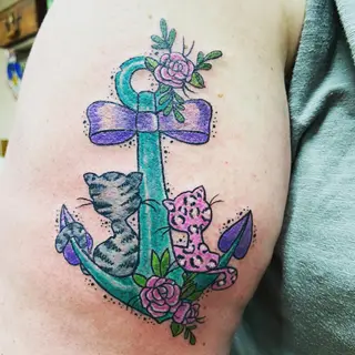 Tattoo von Tschiggy mit einem Anker und einer Katze im Bubblegum-Art-Stil