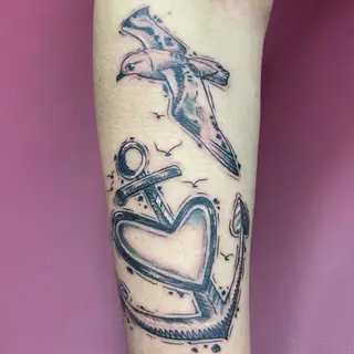 Tattoo von Tschiggy mit einem Anker und einer Möwe im Bubblegum-Art-Stil