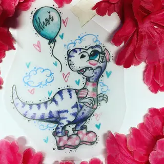 Tattoo-Entwurf von Tschiggy mit einem Dinosaurier im Bubblegum-Art-Stil