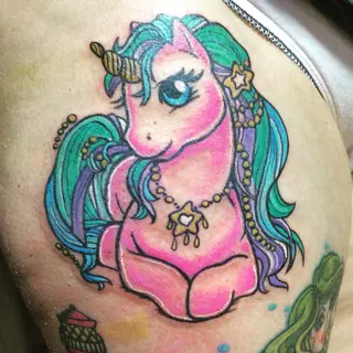 Tattoo von Tschiggy mit einem Einhorn im Bubblegum-Art-Stil