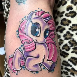 Tattoo von Tschiggy mit einem Einhorn im Bubblegum-Art-Stil