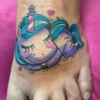 Tattoo von Tschiggy mit einem Einhorn im Bubblegum-Art-Stil