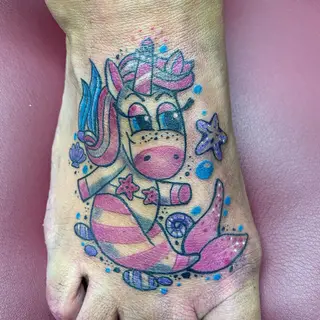Tattoo-Entwurf von Tschiggy mit einem Einhorn im Bubblegum-Art-Stil