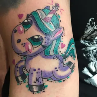 Tattoo von Tschiggy mit einem Einhorn im Bubblegum-Art-Stil