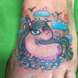 Tattoo von Tschiggy mit einem Einhorn im Bubblegum-Art-Stil