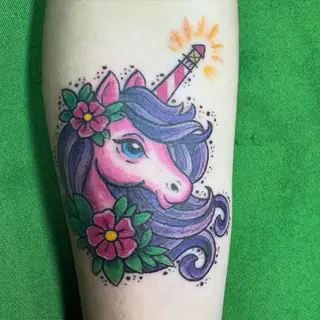 Tattoo-Entwurf von Tschiggy mit einem Einhorn im Bubblegum-Art-Stil