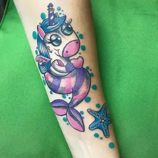 Tattoo von Tschiggy mit einem Einhorn und einer Meerjungfrau im Bubblegum-Art-Stil