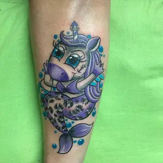 Tattoo von Tschiggy mit einem Einhorn und einer Meerjungfrau im Bubblegum-Art-Stil