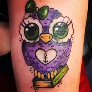 Tattoo von Tschiggy mit einer Eule im Bubblegum-Art-Stil