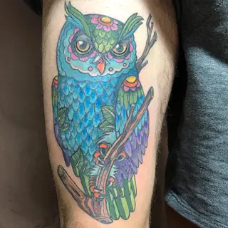 Tattoo von Tschiggy mit einer Eule im Bubblegum-Art-Stil