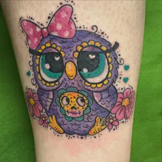 Tattoo-Entwurf von Tschiggy mit einer Eule und einem mexikanischen Zuckerschädel im Bubblegum-Art-Stil