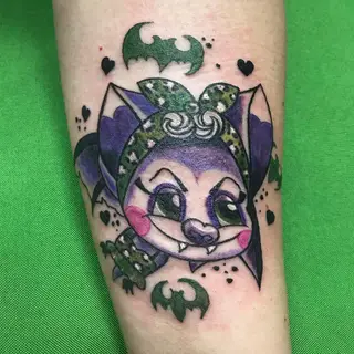 Tattoo von Tschiggy mit einer Fledermaus im Bubblegum-Art-Stil