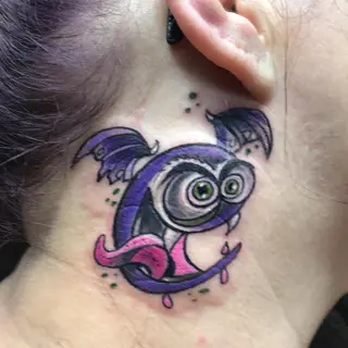 Tattoo von Tschiggy mit einer Fledermaus im Bubblegum-Art-Stil