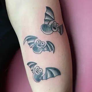 Tattoo von Tschiggy mit einer Fledermaus im Bubblegum-Art-Stil