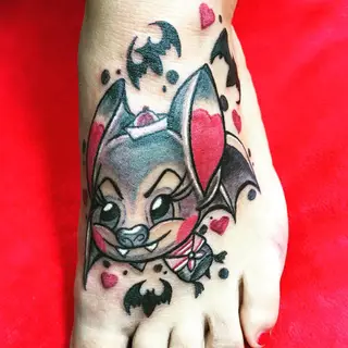 Tattoo von Tschiggy mit einer Fledermaus im Bubblegum-Art-Stil