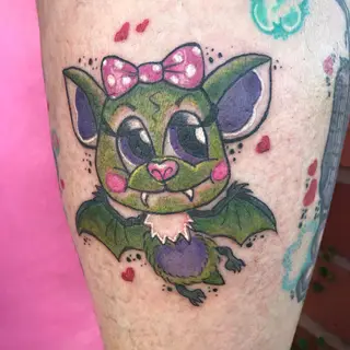 Tattoo von Tschiggy mit einer Fledermaus im Bubblegum-Art-Stil