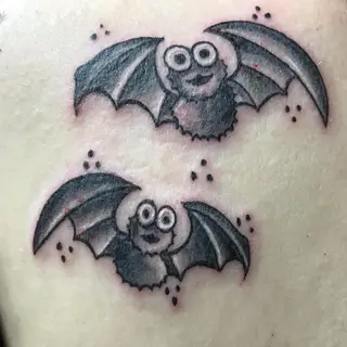 Tattoo von Tschiggy mit einer Fledermaus im Bubblegum-Art-Stil