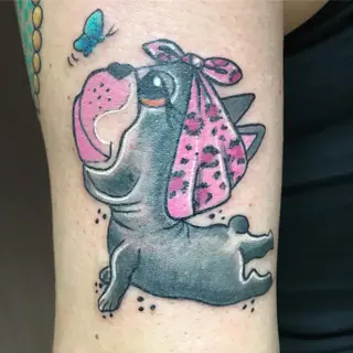 Tattoo von Tschiggy mit einer französischen Bulldogge und einem Hund im Bubblegum-Art-Stil