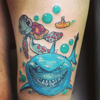 Tattoo von Tschiggy mit einem Hai im Bubblegum-Art-Stil