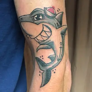 Tattoo von Tschiggy mit einem Hai im Bubblegum-Art-Stil