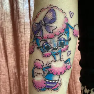 Tattoo von Tschiggy mit einem Hund im Bubblegum-Art-Stil
