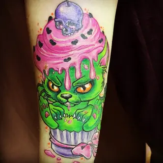 Tattoo von Tschiggy mit einer Katze im Bubblegum-Art-Stil