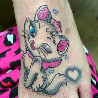 Tattoo von Tschiggy mit einer Katze im Bubblegum-Art-Stil