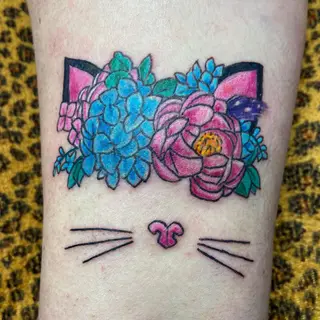 Tattoo von Tschiggy mit einer Katze im Bubblegum-Art-Stil