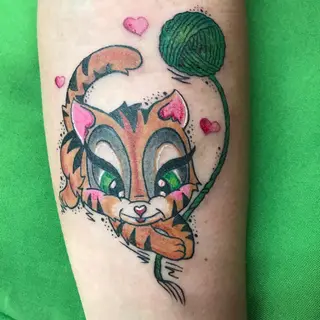 Tattoo von Tschiggy mit einer Katze im Bubblegum-Art-Stil