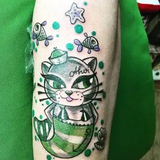 Tattoo von Tschiggy mit einer Katze und einer Meerjungfrau im Bubblegum-Art-Stil