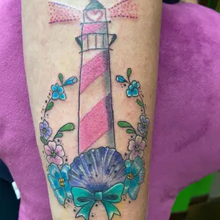 Tattoo von Tschiggy mit einem Leuchtturm im Bubblegum-Art-Stil