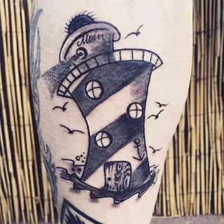 Tattoo von Tschiggy mit einem Leuchtturm im Bubblegum-Art-Stil