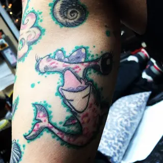 Tattoo von Tschiggy mit einer Meerjungfrau und einem Seepferdchen im Bubblegum-Art-Stil