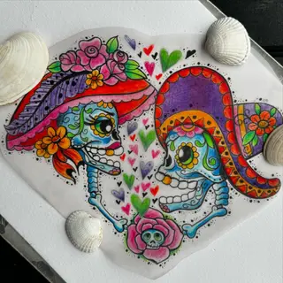 Tattoo-Entwurf von Tschiggy mit einem mexikanischen Zuckerschädel im Bubblegum-Art-Stil