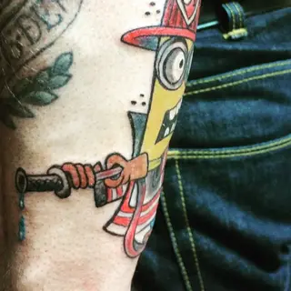 Tattoo von Tschiggy mit einem Minion im Bubblegum-Art-Stil