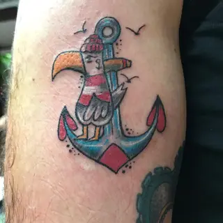 Tattoo von Tschiggy mit einer Möwe und einem Anker im Bubblegum-Art-Stil