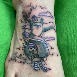 Tattoo von Tschiggy mit einer Möwe und einem Papierboot im Bubblegum-Art-Stil
