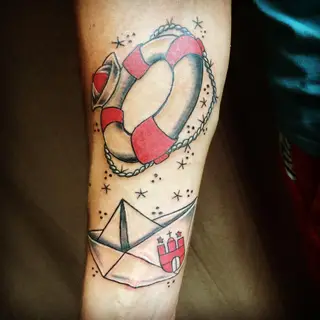 Tattoo von Tschiggy mit einem Papierboot im Bubblegum-Art-Stil