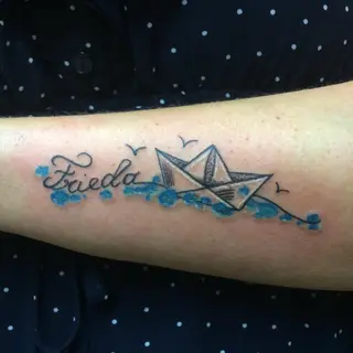 Tattoo von Tschiggy mit einem Papierboot im Bubblegum-Art-Stil