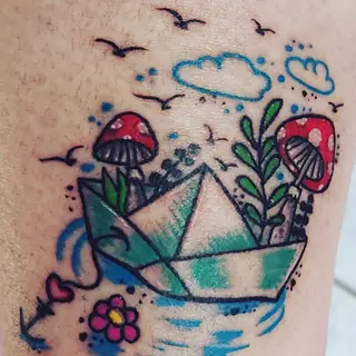 Tattoo-Entwurf von Tschiggy mit einem Papierboot im Bubblegum-Art-Stil