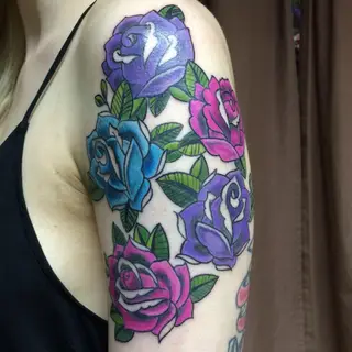 Tattoo von Tschiggy mit einer Rose und Rosen im Bubblegum-Art-Stil