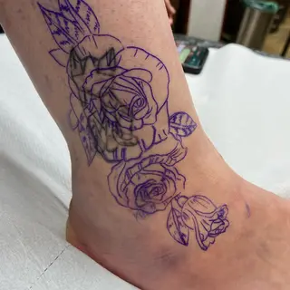 Tattoo von Tschiggy mit einer Rose und Rosen im Bubblegum-Art-Stil