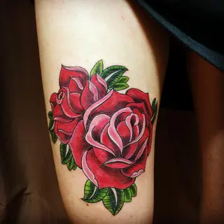 Tattoo von Tschiggy mit Rosen und einer Rose im Bubblegum-Art-Stil