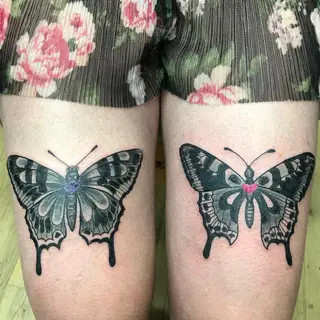Tattoo von Tschiggy mit einem Schmetterling im Bubblegum-Art-Stil