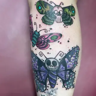 Tattoo-Entwurf von Tschiggy mit einem Schmetterling im Bubblegum-Art-Stil